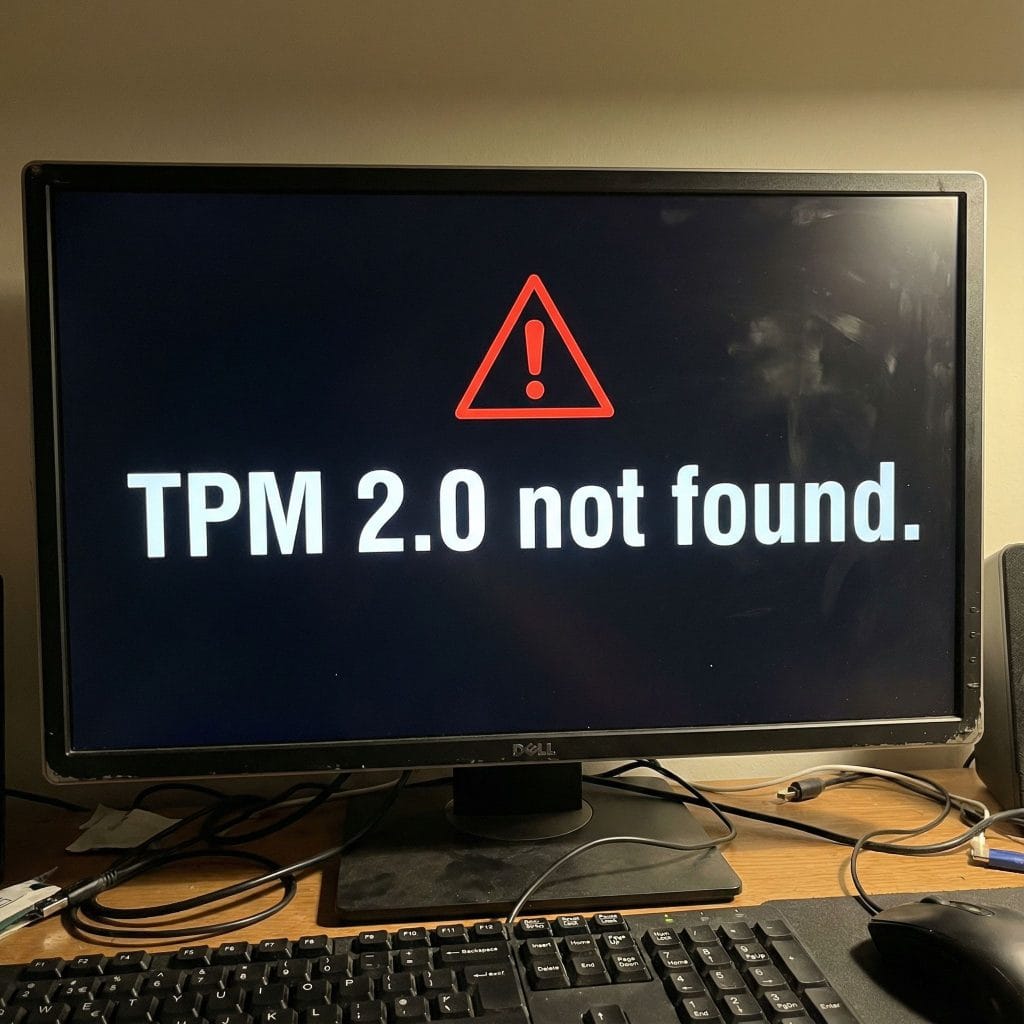 빨간색 경고 아이콘과 함께 TPM 2.0을 찾을 수 없다는 오류 메시지가 표시된 컴퓨터 화면 모습이다.