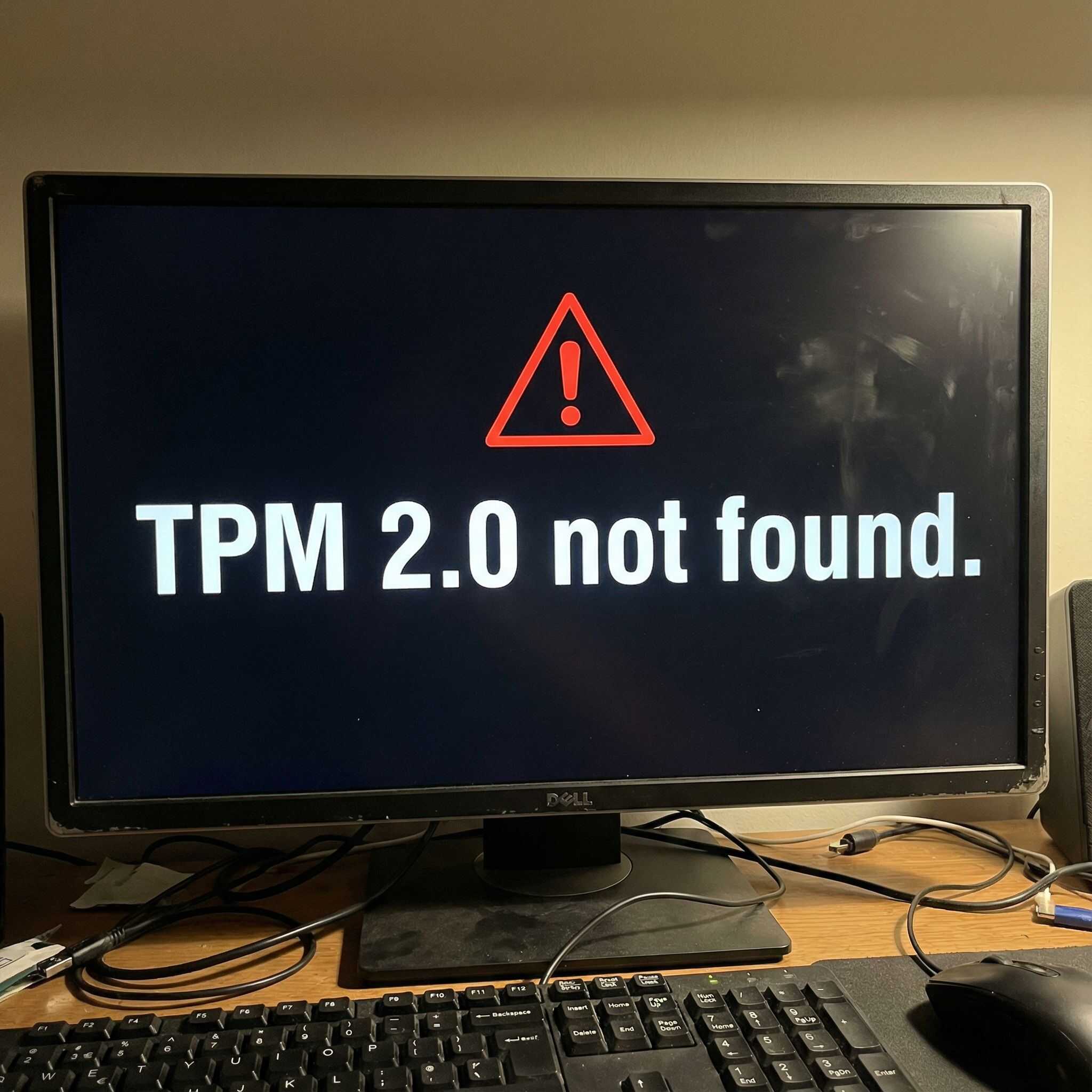 빨간색 경고 아이콘과 함께 TPM 2.0을 찾을 수 없다는 오류 메시지가 표시된 컴퓨터 화면 모습이다.
