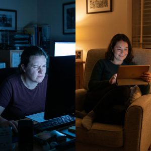 밝은 컴퓨터 화면을 야간에 째려보는 사람과 어두운 방에서 따뜻한 톤의 편안한 화면을 보는 사람이 대비되는 모습이다.