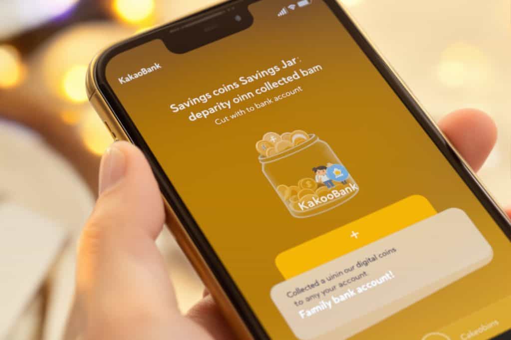 카카오뱅크 앱에서 동전 저금통과 저축 코인 적립 화면이 표시된 스마트폰 이미지